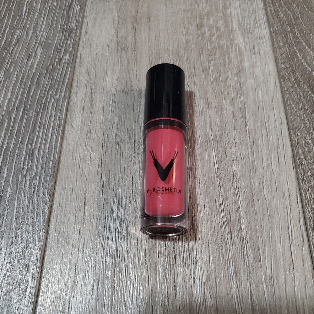 V Kosmetik Liquid Velvet Lipstick in "Bubbly"